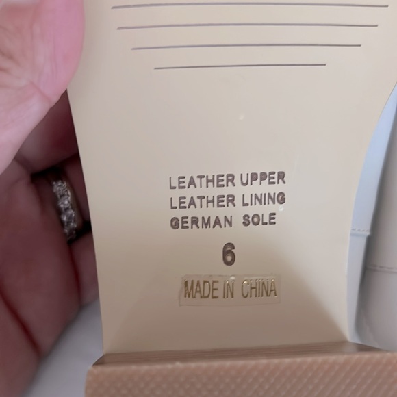 INTENTIONALLY BLANK SO LEATHER BLOCK HEEL SANDAL IN CREAM SIZE 6 - Picture 6 of 10